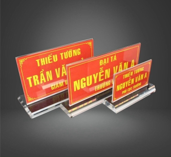 Bảng tên mica để bàn 01